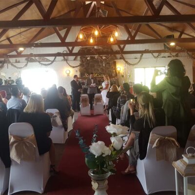 Des mariés échangent leurs voeux de mariage devant leurs invités, dans une salle de réception de Farsa à Saint-Eustache
