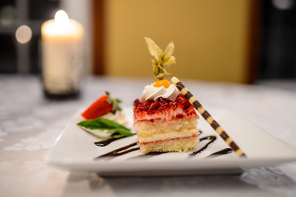 Appétissant gâteau préparé par Farsa et présenté dans une assiette blanche
