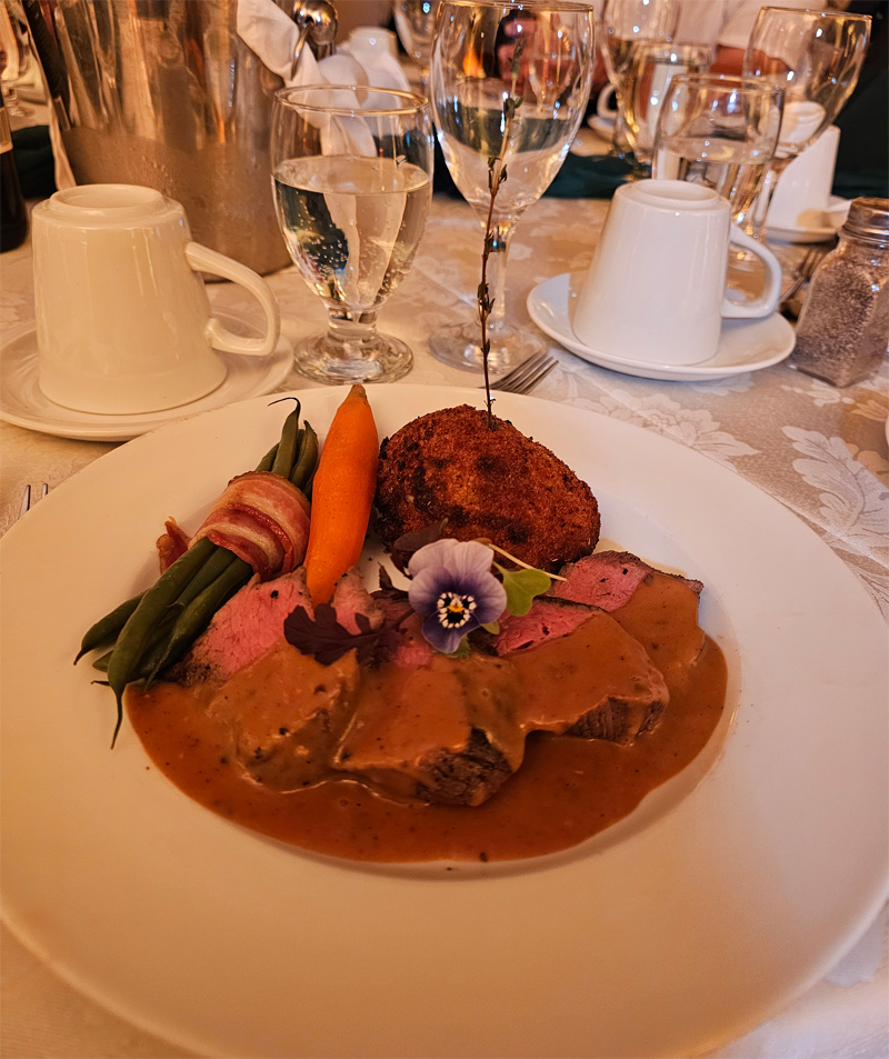 Assiette de boeuf servie lors de mariage avec formule service aux tables chez Farsa Salles de réception