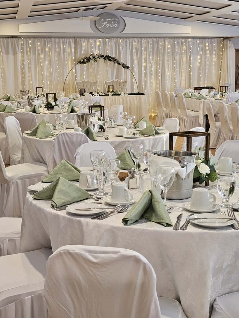 Salle de réception La Campagnarde chez Farsa à Saint-Eustache joliment décorée de blanc et vert sauge pour un mariage